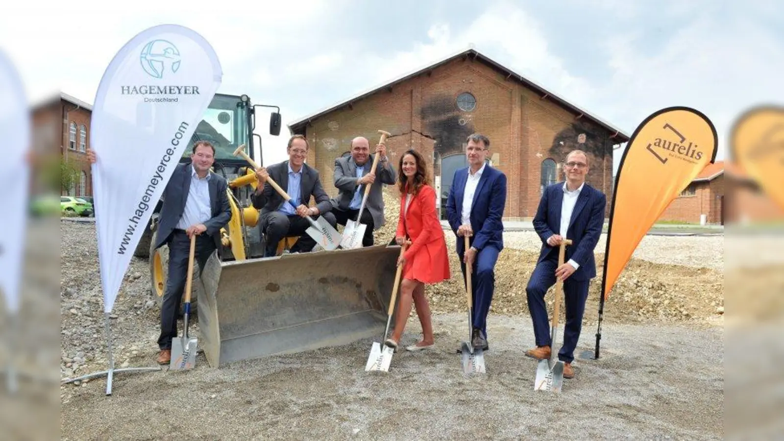 Feiern gemeinsam den Spatenstich für den Großhandelsstandort auf dem Triebwerk-Gelände: (v.l.) Udo Schneider (aurelis), Matthias Lorz (Hagemeyer), Stephan Niksch (Hagemeyer), Christina Schäfer (aurelis), Stefan Macheleidt (Geschäftsführer Hagemeyer) und Martin Adolph (aurelis). (Foto: Hagemeyer)