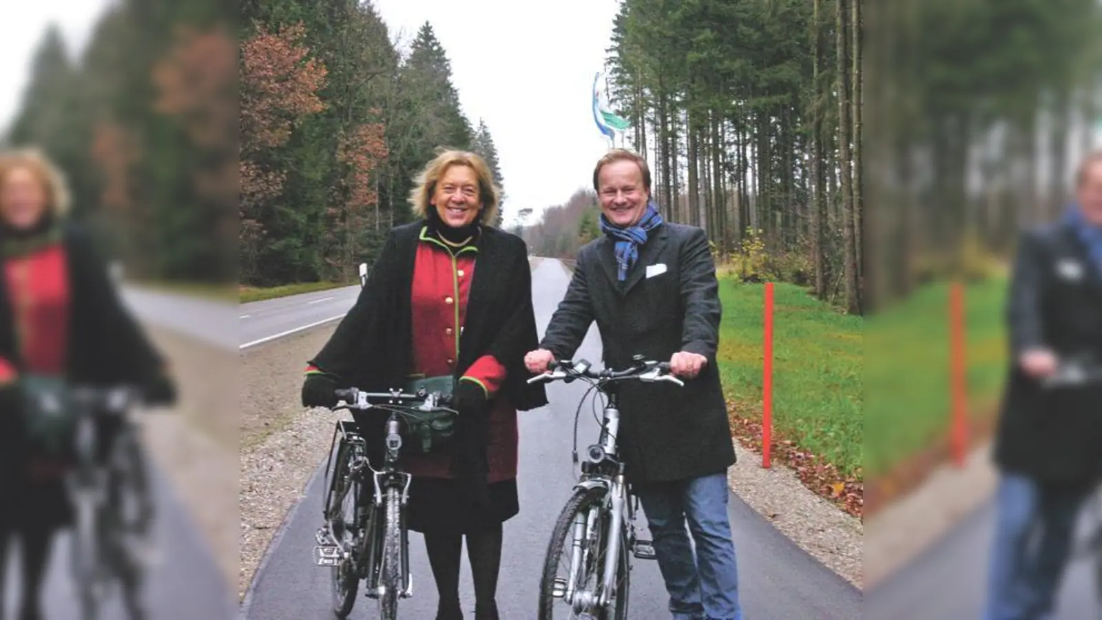 Johann Rumschöttel und Robert Niedergesäß bei der Einweihung des Radweges.	 (Foto: LRA)