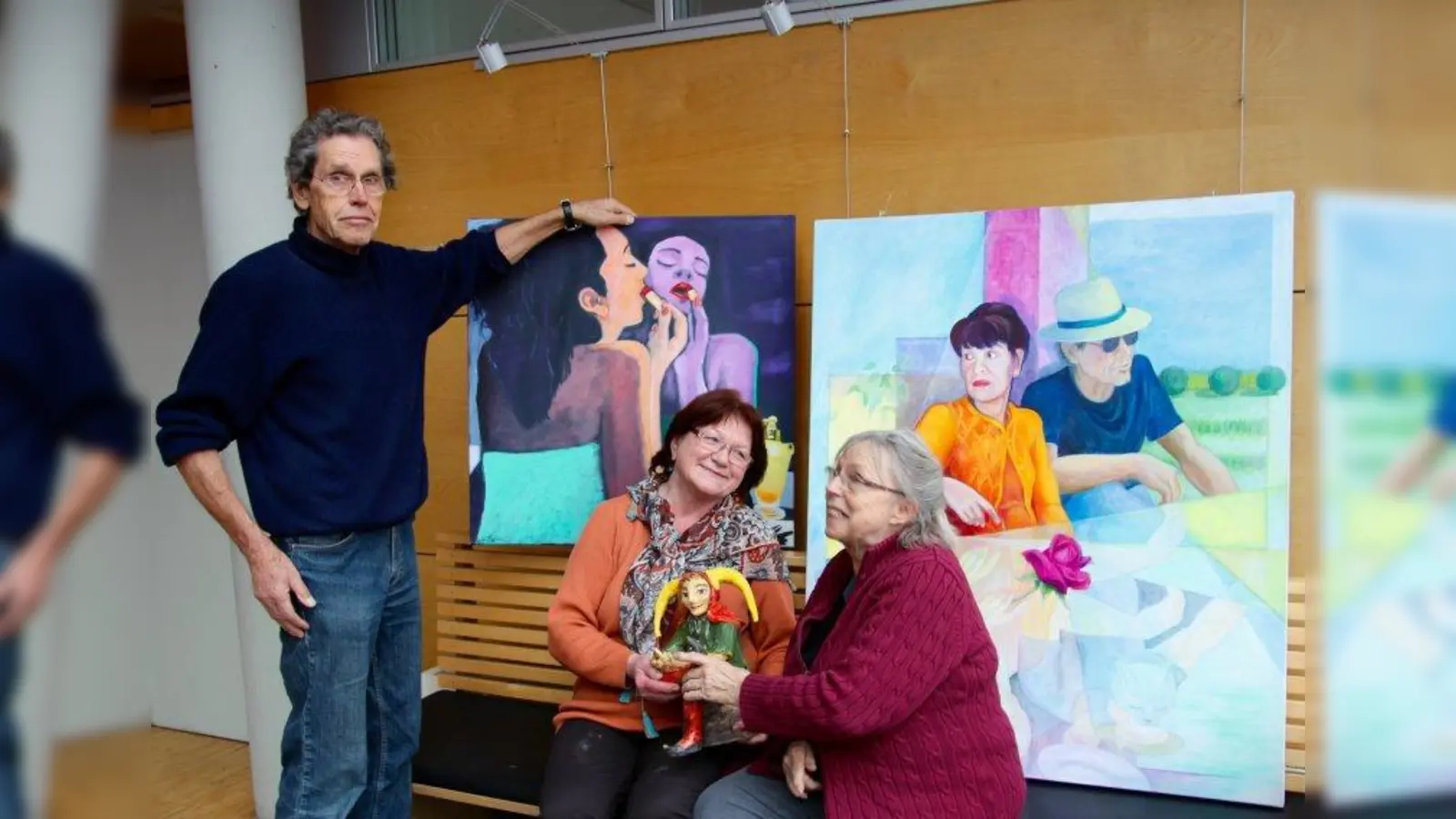 Spiegel in der Natur, im Alltag, als Täuschung oder als Reflexionsform - der Kulturförderverein Würmtal beschäftigt sich in seiner Jahresausstellung mit Spiegelungen in Malerei und Bildender Kunst. Willy Passreiter, Gisela Paetsch und Claudia Lutterkord (v.l.) im Rathaus Planegg (Foto: us)