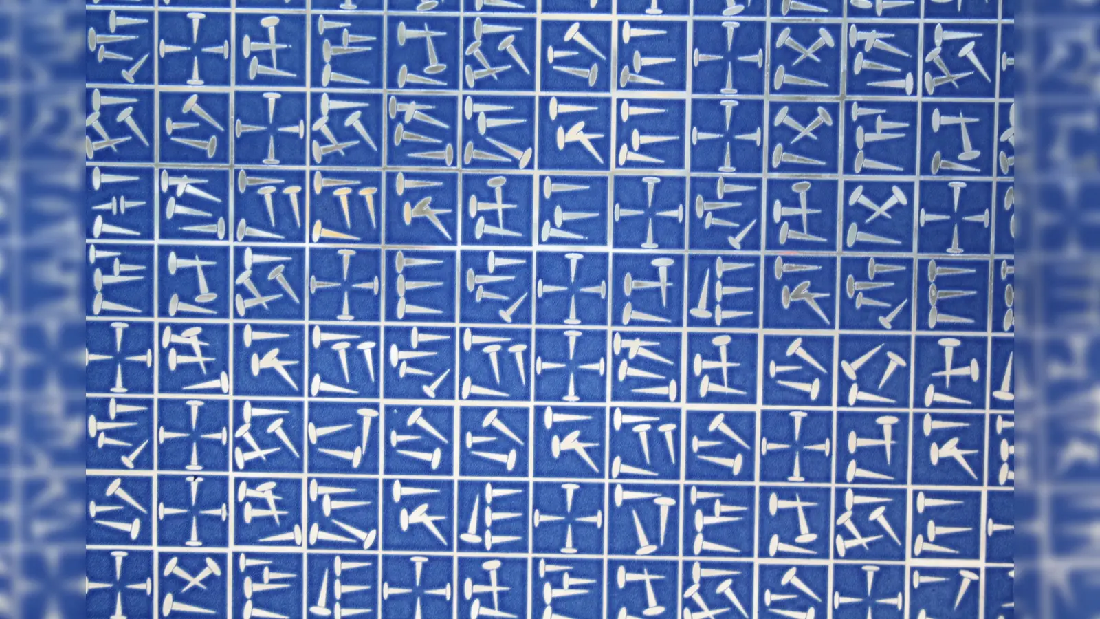 Jedes Quadrat in der Glasfläche der Tore entspricht einem Buchstaben im Alphabet. (Foto: job)