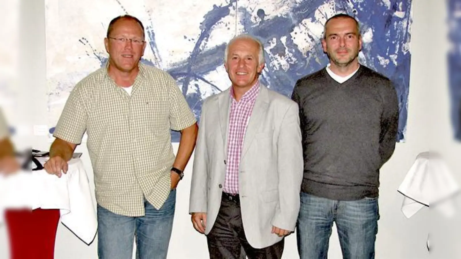 Stefan Hofele (li.), Norbert Odenwald (re.) und Andreas Marklstorfer hoffen auf eine eigene Halle für den TSV Trudering in der Markgrafenstraße.	 (Foto: bus)