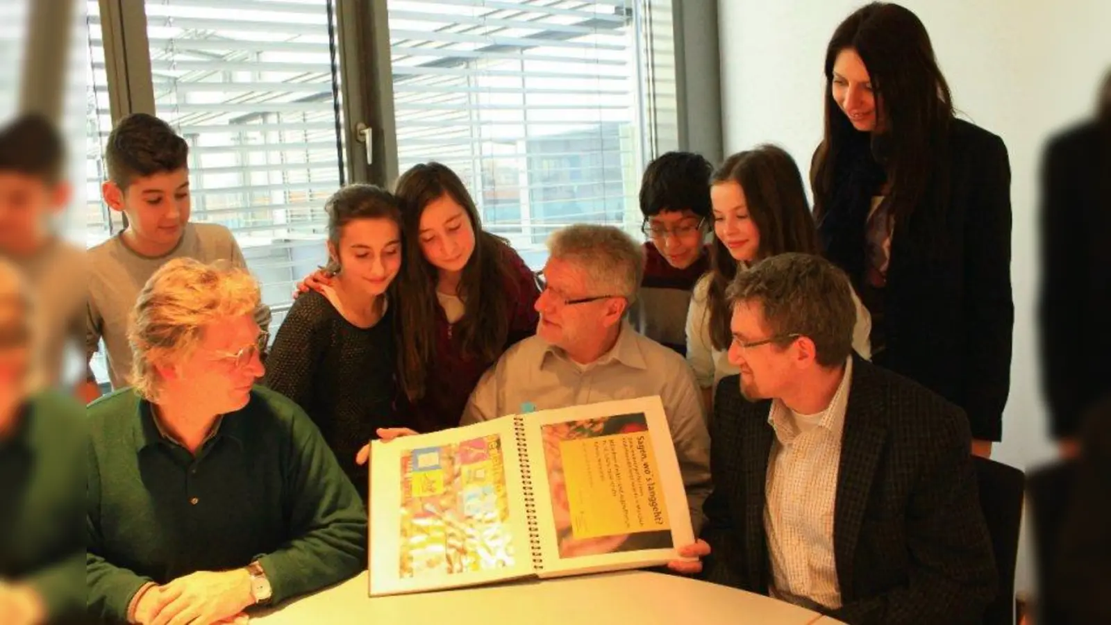 „Bitte nehmen Sie unsere Sorgen ernst.“ Begleitet von der Elternbeiratsvorsitzenden Branka Lazic (hinten r.) überreichten Schüler der Peslmüller-Mittelschule ihre Busgeschichten an die MVG-Verantwortlichen Helmut Barthe, Otto  Schulze und Thomas Krauss (vorn v.l.). (Foto: US)