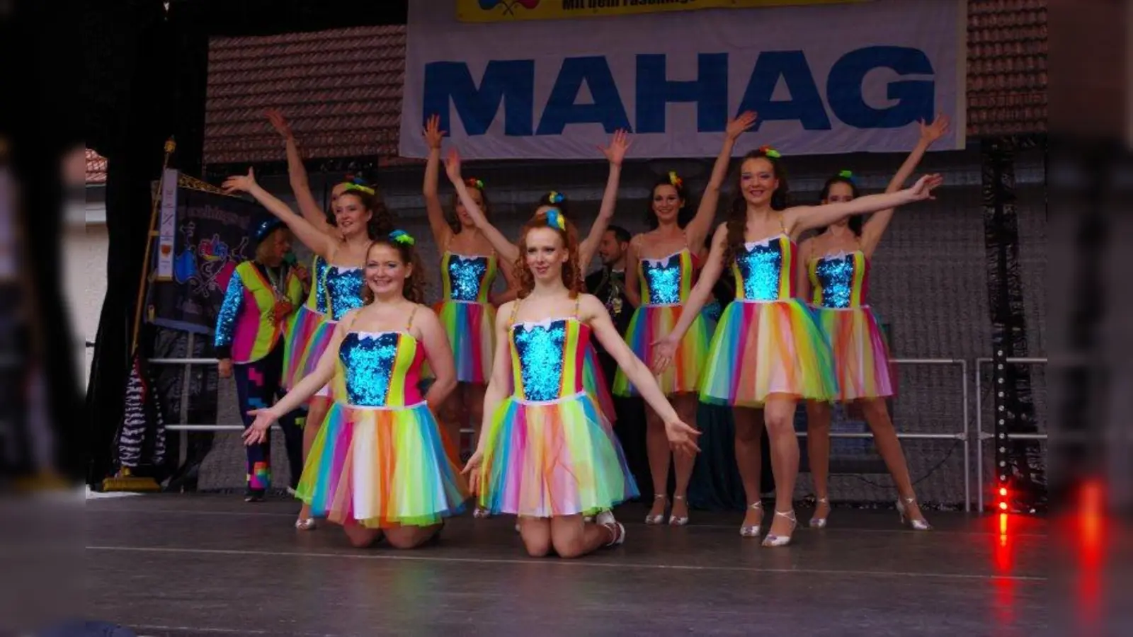 Mit bonbonfarbenen Kostümen und gekonnter Bühnen-Performance sorgte die Garde des Faschingsclubs Laim für gute Unterhaltung beim Laimer Faschingstreiben. (Foto: kö)