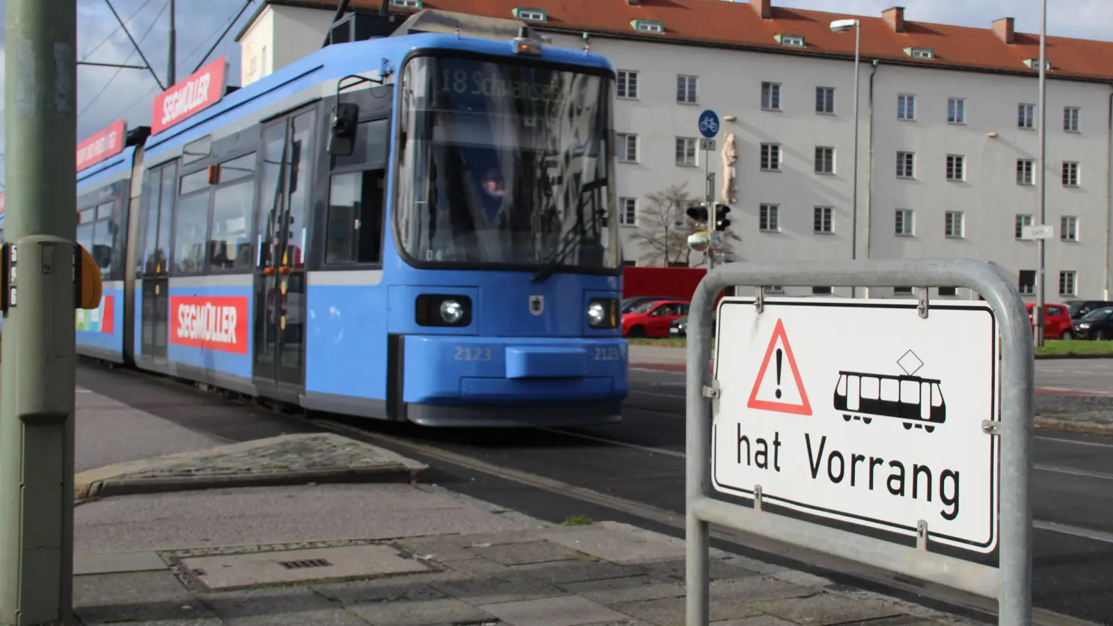 Vorrang für die Tram (die hier die Fürstenrieder Straße kreuzt)? Manche Bürger würden statt auf die Westtangente lieber auf eine E-Bus-Flotte setzen. (Foto: job)