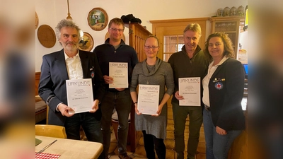 Durften sich über Urkunden für ihr Ehrenamt freuen (v.l.): Friedrich König, Michael Kluge, Sonja Kluge, Hans Reiser und Sonja Reiser. (Foto: BRK Glonn)