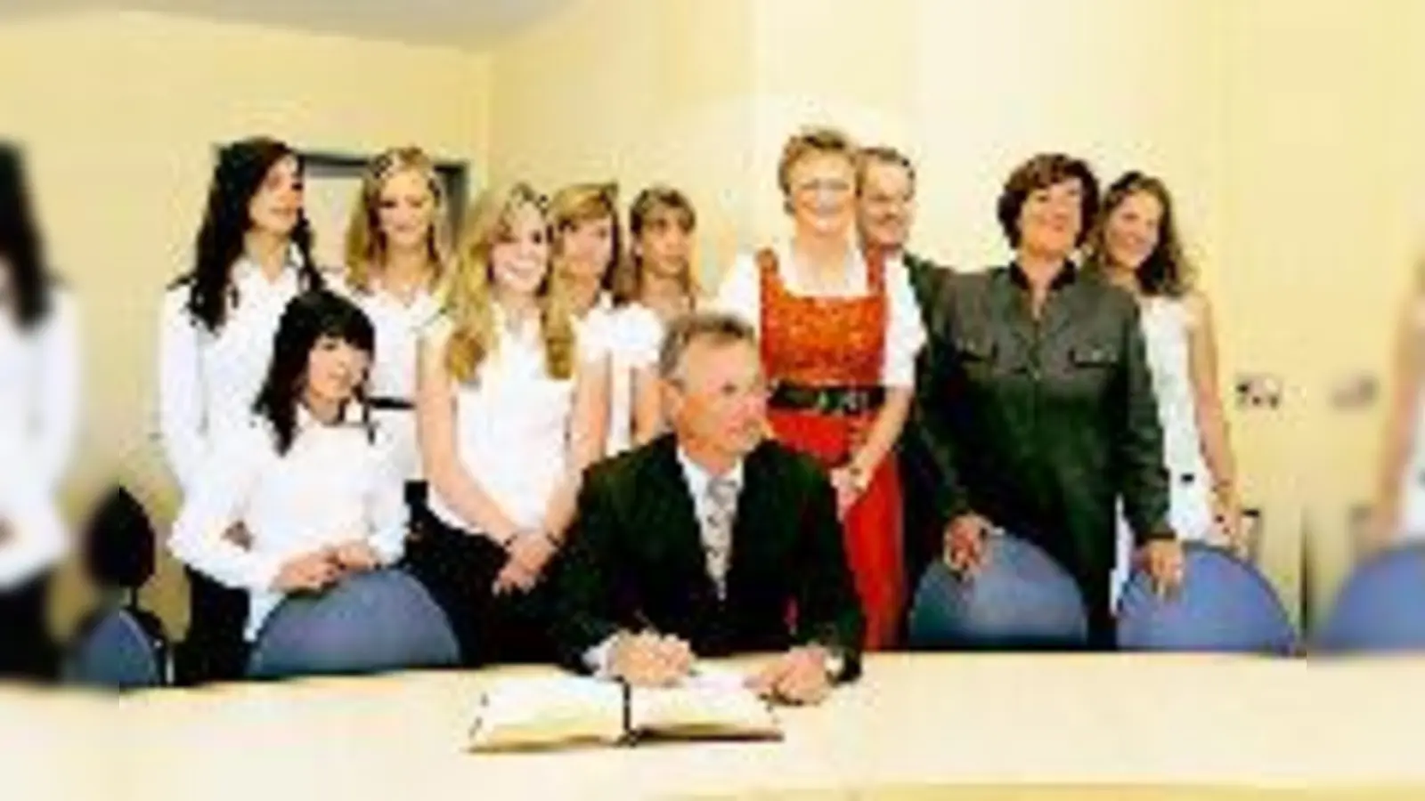 Die Voltigier-Weltmeisterinnen und Bayerns Kultusminister Siegfried Schneider trugen sich ins Goldene Buch der Gemeinde ein, im Beisein von Hohlmeier MdL, Bürgermeister Niedergesäß, und der stellv. Bay. Ministerpräsidentin Stewens (v.li.).	 (F.: Schuster)