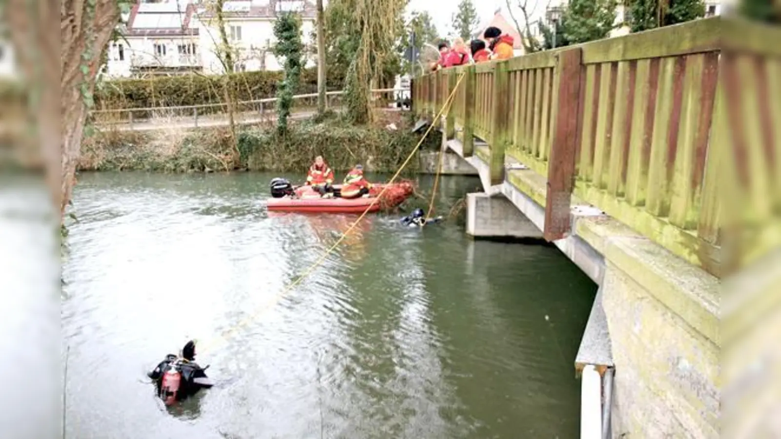 Einsatzkräfte der Wasserwacht Erding fischen beim Winter-Ramadama Müll aus der Sempt.	  (Foto: Wasserwacht Erding)