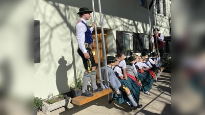 Auf der „Kirtahutschn”, eine große Holzschaukel, können mehrere Personen gleichzeitig sitzen und schaukeln. (Foto: "D´Würmtaler" Menzing e.V.)