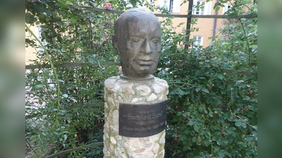 Im neuen Kalender des Geschichtsvereins Moosach geht es um Prominente aus dem Stadtviertel, wie Bernhard Borst, den Erbauer und Namensgeber der Borstei (hier eine Büste von ihm im Rosengarten). (Foto: bas)