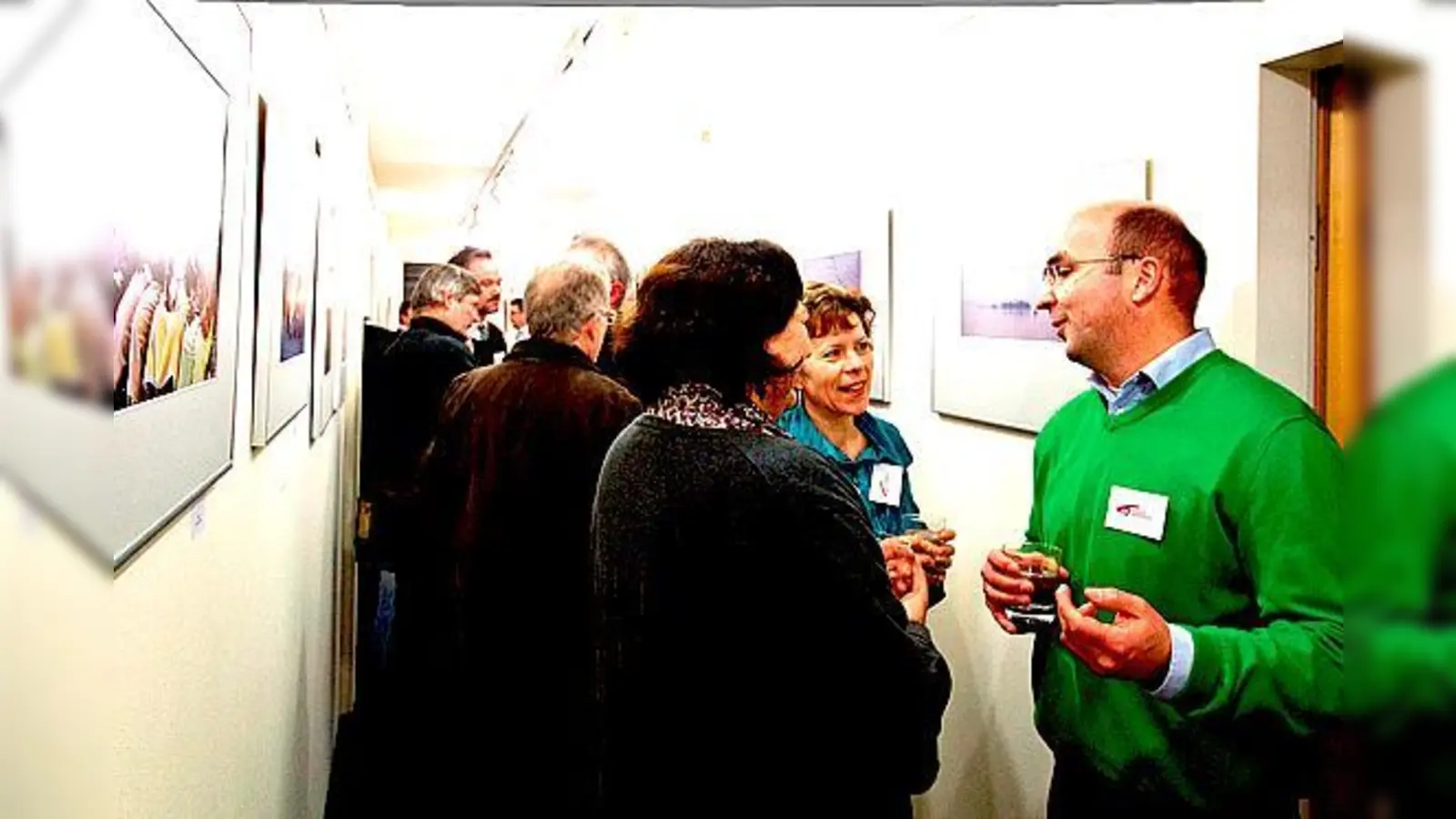 Zur Eröffnung der ersten Ausstellung des Fotoclubs Vaterstetten kamen mehr als 100 Besucher.	 (Foto: Frank Brasch)
