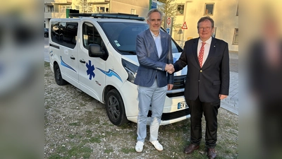 Rotary-Präsident Dr.Udo Hesse übergibt dem Koordinator der Ukraine-Hilfe, Oliver Pannke, einen <br>Rettungswagen für die Ukraine.  (Foto: privat)