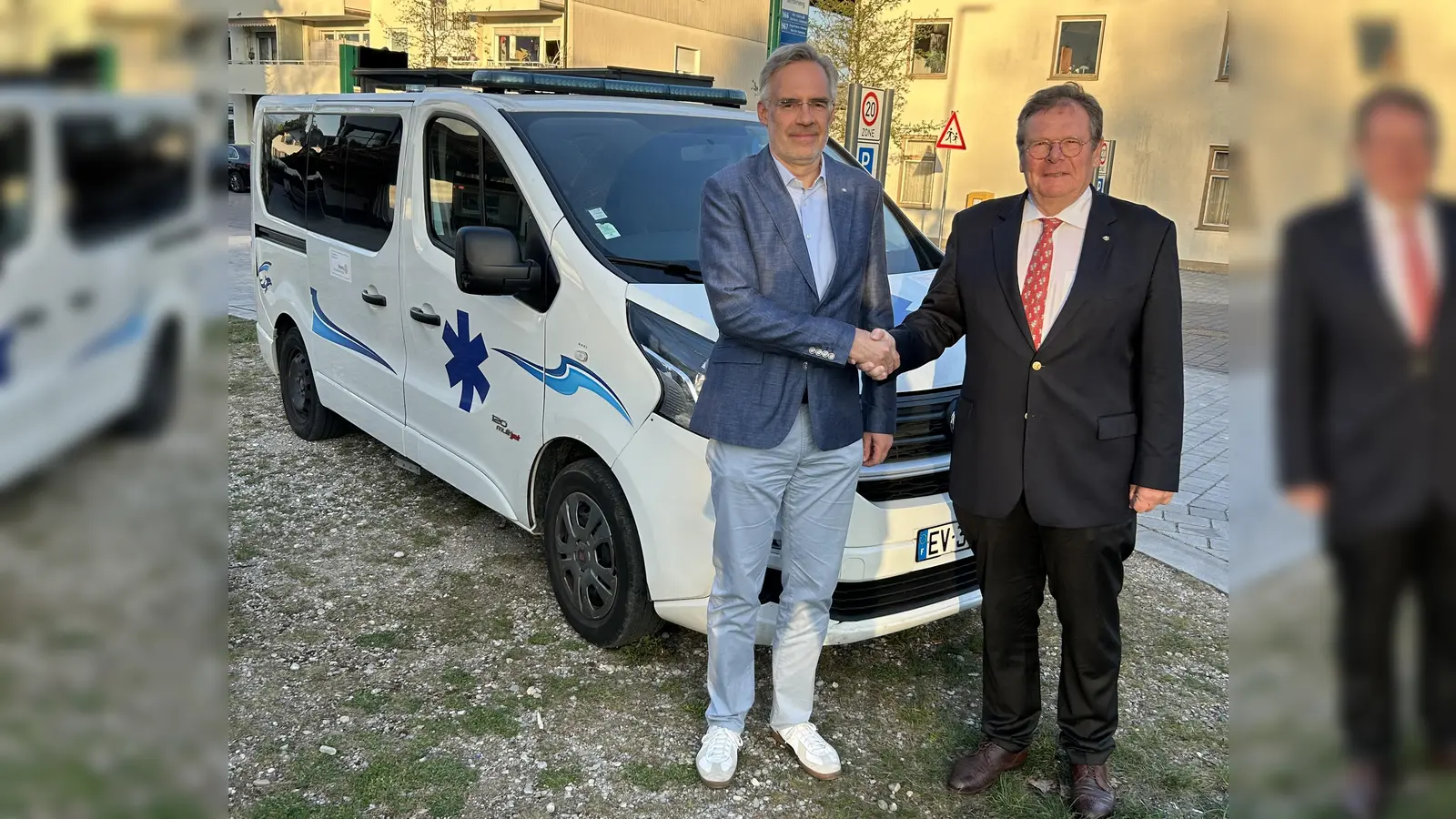 Rotary-Präsident Dr.Udo Hesse übergibt dem Koordinator der Ukraine-Hilfe, Oliver Pannke, einen <br>Rettungswagen für die Ukraine.  (Foto: privat)