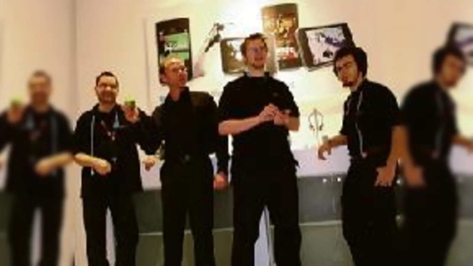 Die IT-Spezialisten im Apple re:Store-Filialleiter Alexander Anitzenko (2. v. re.) und sein  (Foto: Philipp Schneider, Ulrich Hergl und Alexander Tkatschuk (v.li.).)