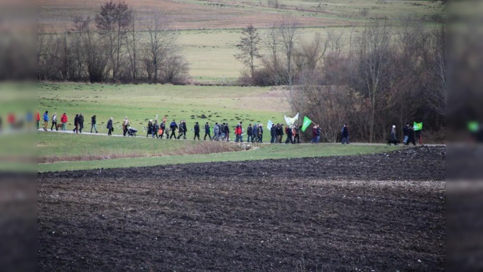Der Protestmarsch ging quer durch das idyllische Aubachtal und alle hofften, dass die anliegenden Felder glyphosatfrei sind. (Foto: pst)