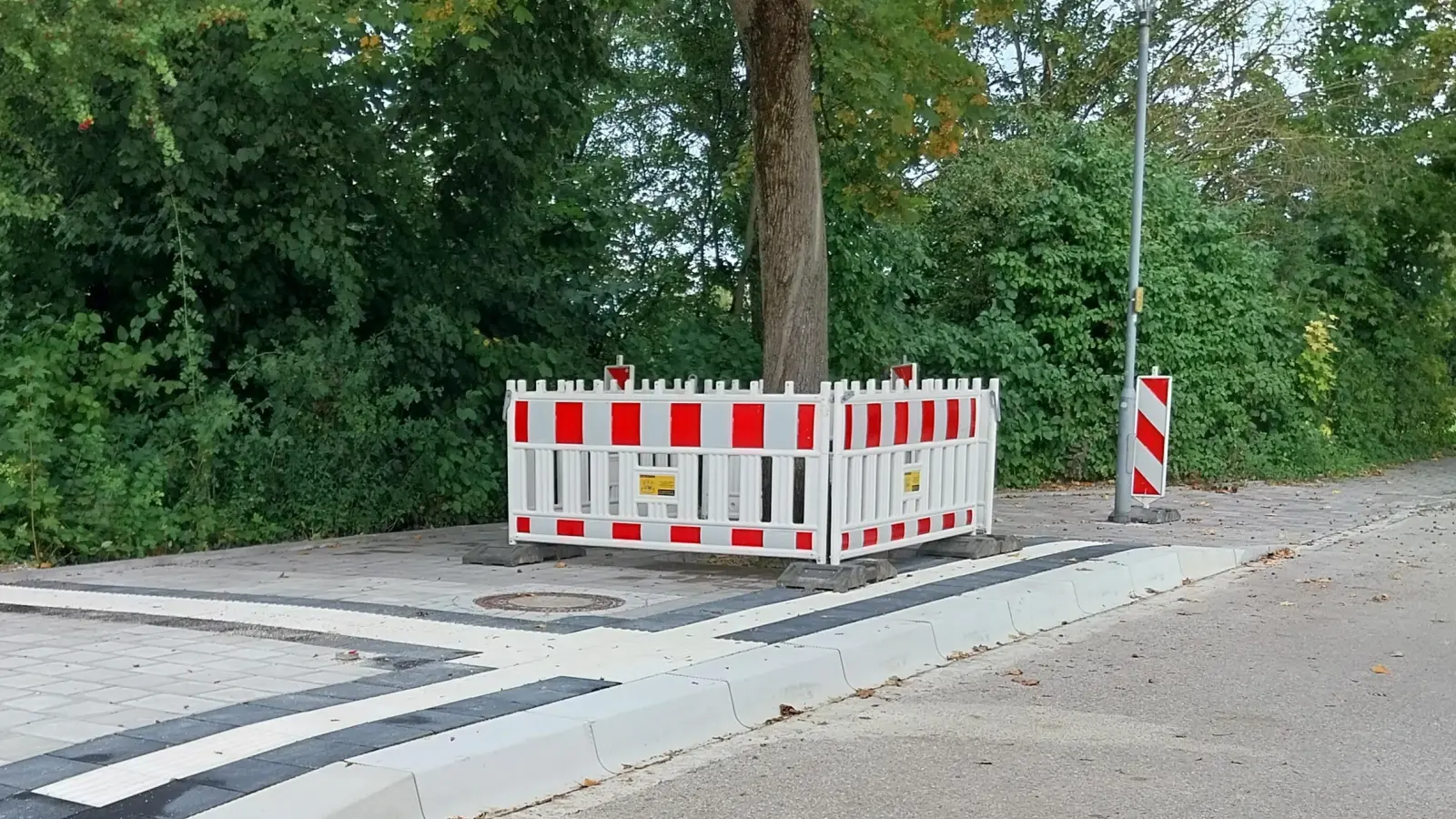 Die neu errichtete, barrierefreie Haltestelle in der Hollerner Straße erhält – wie alle anderen neuen Haltestellen – rechtzeitig vor dem Fahrplanwechsel ein neues Haltestellenschild mit allen Infos. (Foto: Gemeinde Eching)