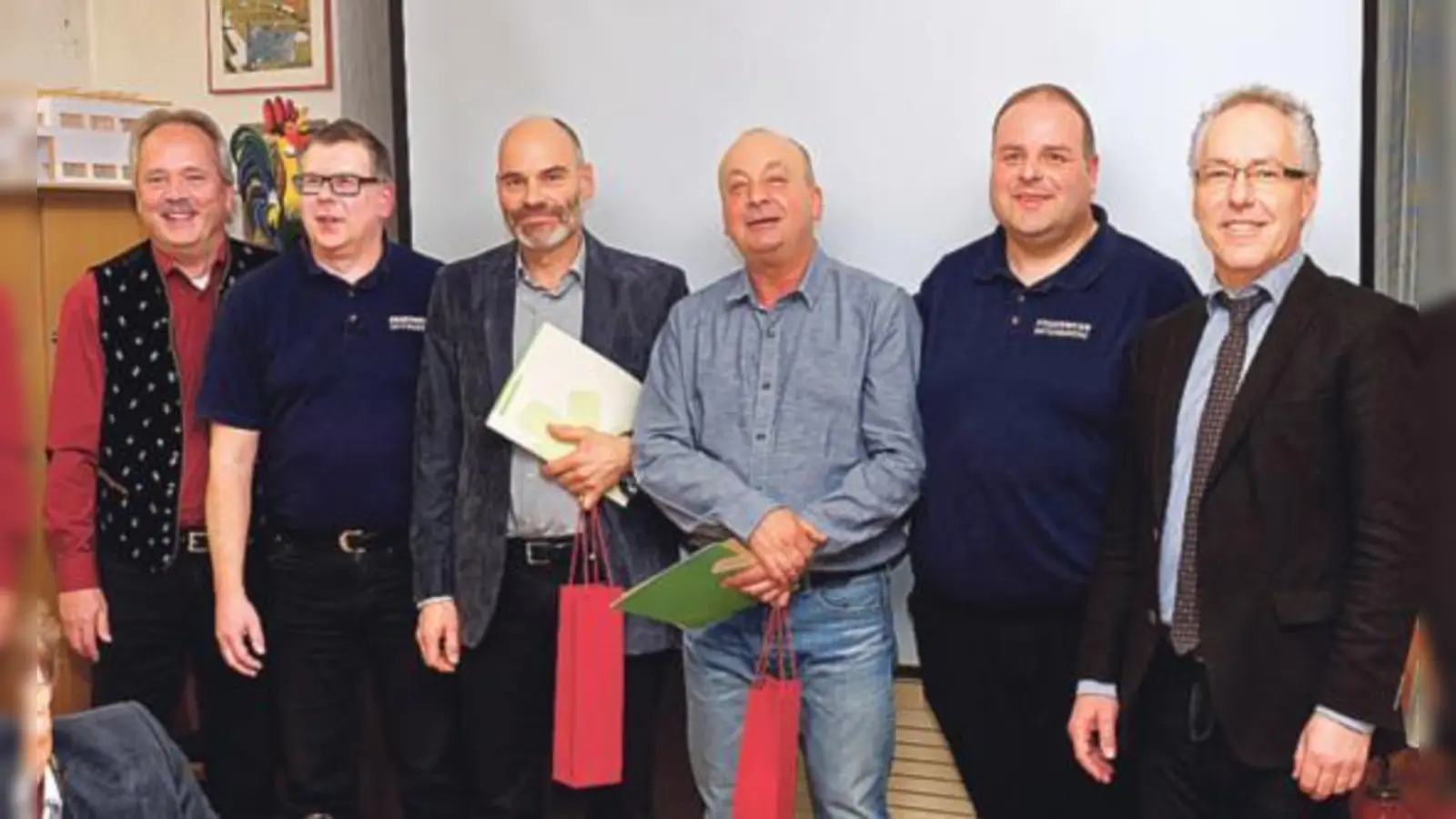 Der stellv. Vorstand Andreas Richter, stellv. Kommandant Andreas Lunk, Vorstand Josef Kyrein, Ehrenkommandant Johannes Krischke, Kommandant Andreas Baumann und Bgm Günther Heyland (v. l.).  (Foto: VA)