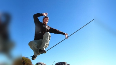 Slacklinen ist derzeit eine beliebte Trendsportart. Geübte Slackliner können es bisweilen fast mit professionellen Artisten aufnehmen. (Foto: Flo Bischof)