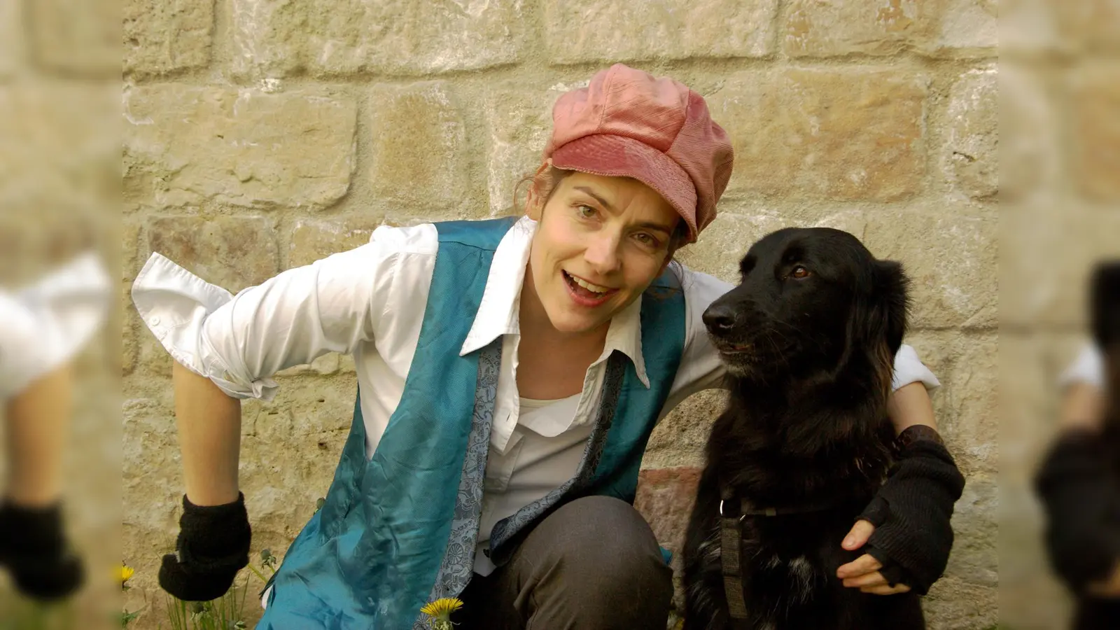 In "Mein Freund Charlie" hat auch der gleichnamige Schulhund eine kleine, aber entscheidende Rolle. Links die Schauspielerin Sandra Jankowski. (Foto: Theater Sturmvogel)