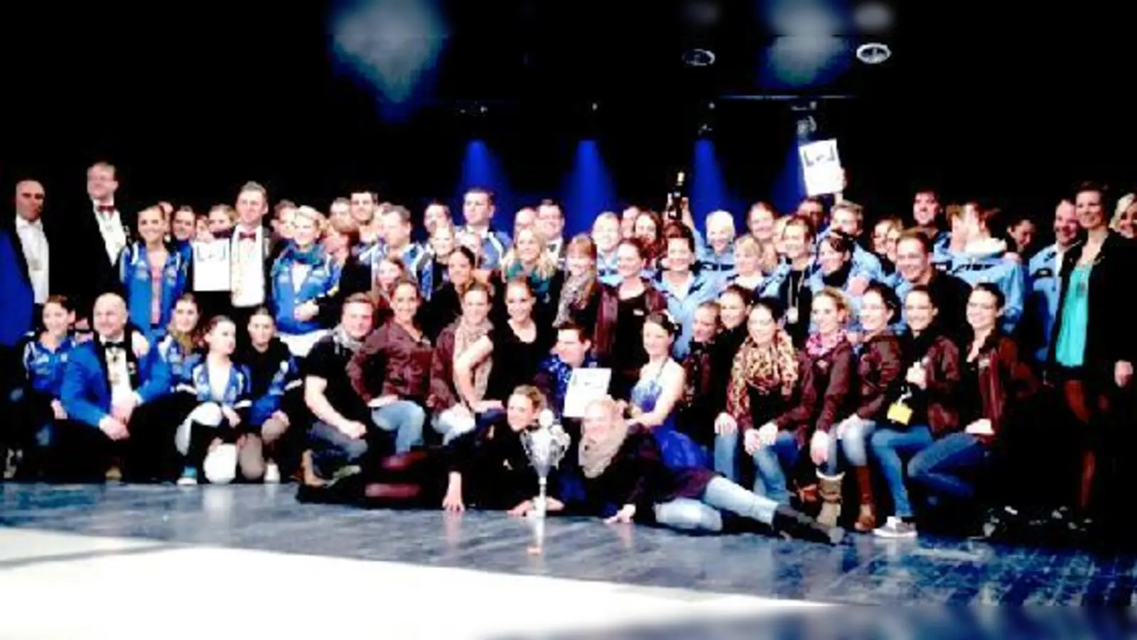 Dritte wurde die Narrhalla Illmünster (links), auf den zweiten Platz kam Kammerberg-Fahrenzhausen (rechts). Die Sieger stehen im Mittelpunkt.  (Foto: VA)