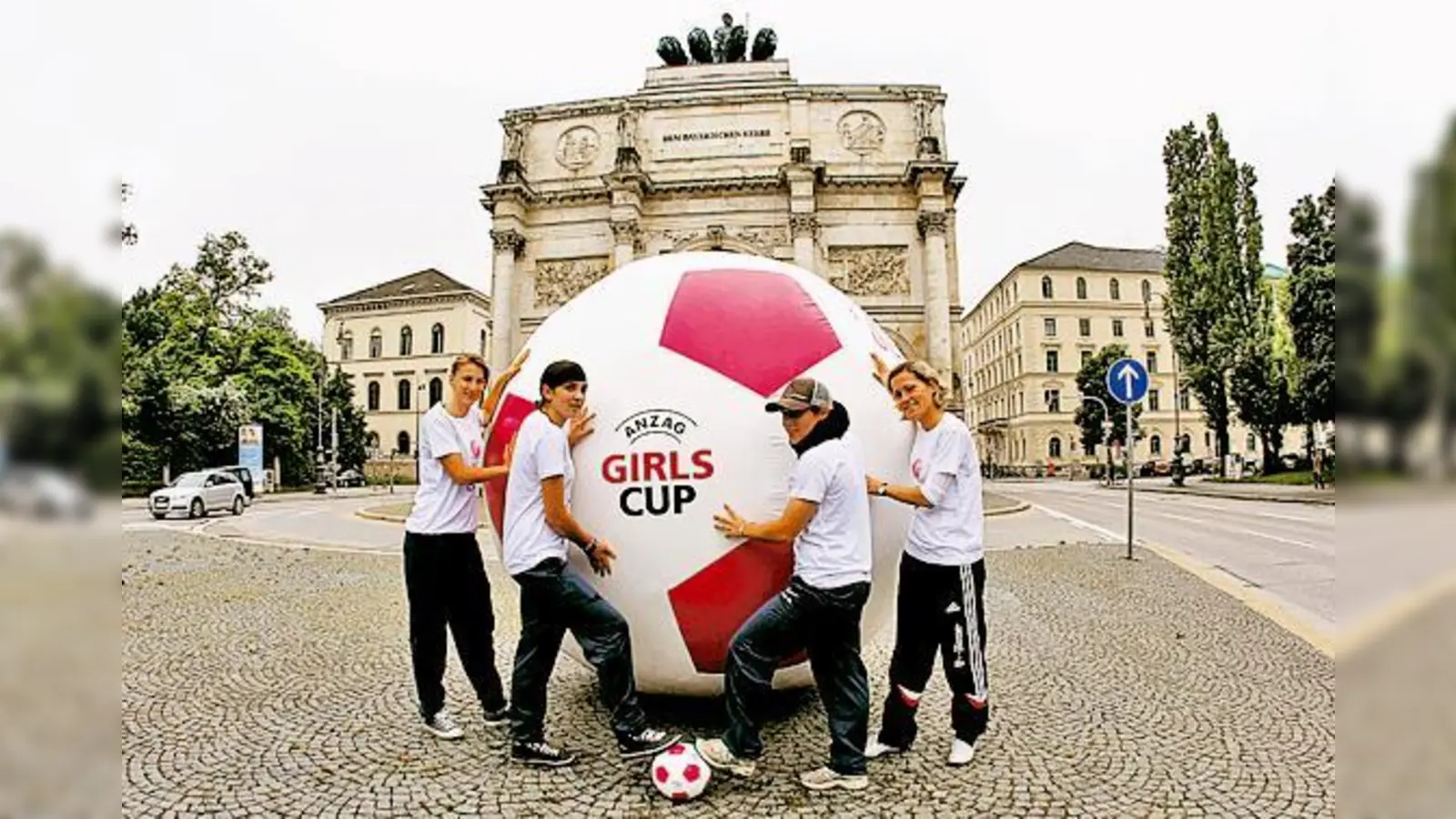 Erst wird vor dem Siegestor »geposed«, dann wird in Poing gekickt.	 (Foto: VA)