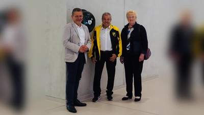Von links: Grasbrunns Erster Bürgermeister Klaus Korneder, Uli Hammerl und Hannelore Kerbl bei der Einweihung des neuen Defibrillators. (Foto: Gemeinde Grasbrunn)