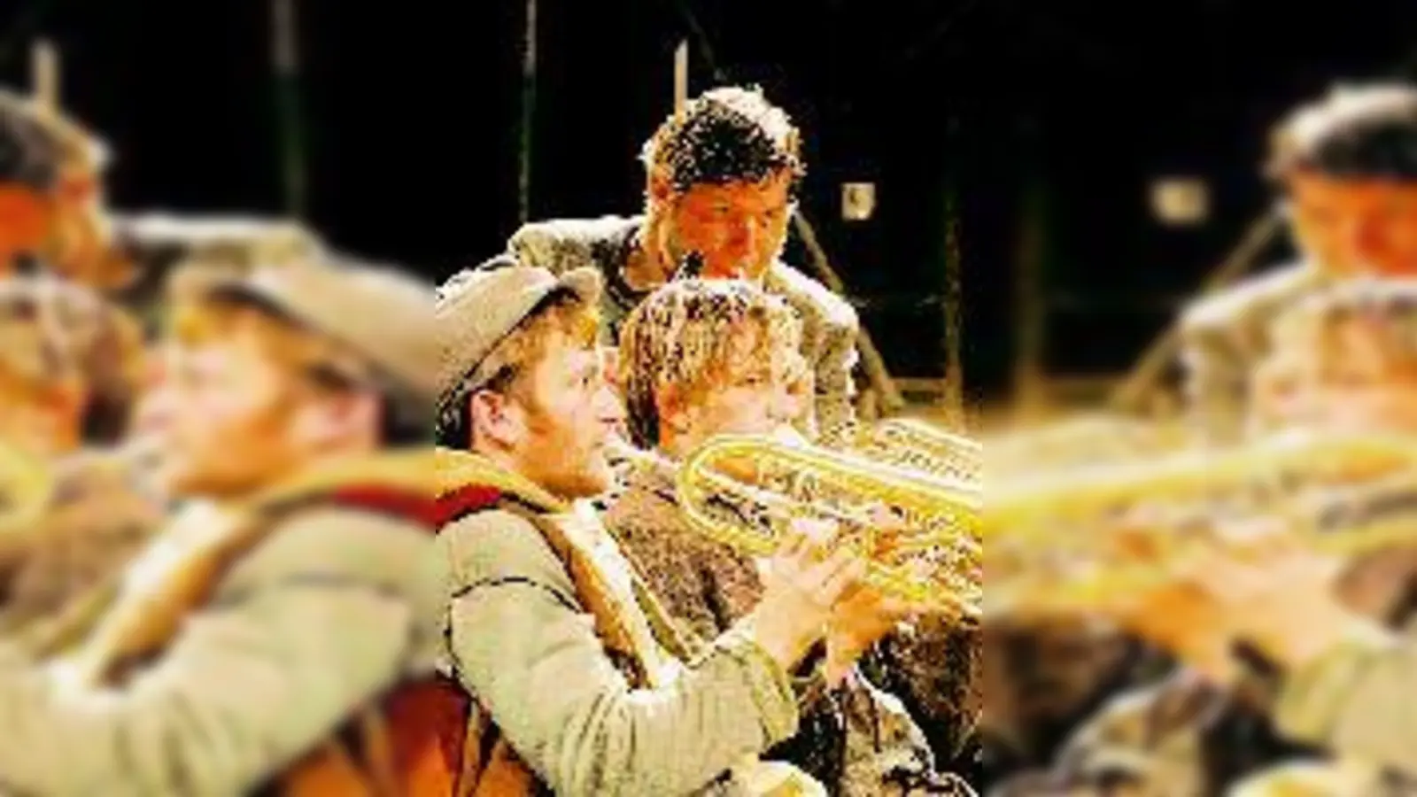 von links: Joseph und sein Bruder Franz Staber, Andreas Engelmann, Martin Weyerer und Maximilian Brückner im »Räuber Kneißl«.	 (Foto: Johannes Seyerlein)