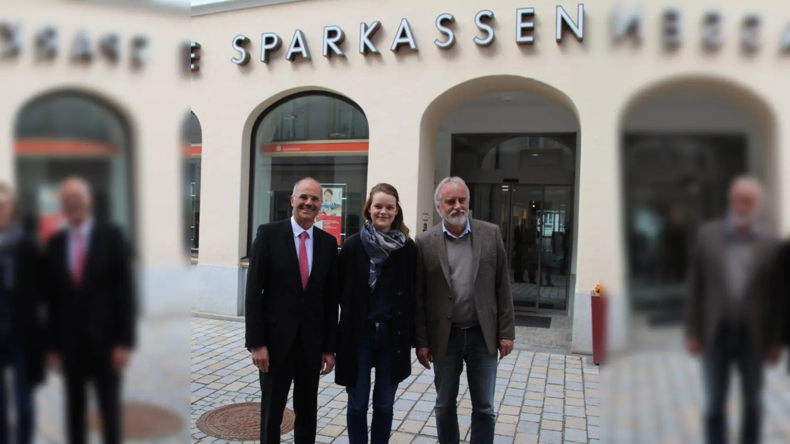 Josef Koch, Lisa Scharl und Christian Holzer (von links) erläutern die Baumaßnahmen zur Fassadenerneuerung der Sparkasse. (Foto: mka)