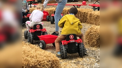 Der Traktor-Parcours ist eine von vier Stationen des Chill & Action-Parcours von „Kinder laufen für Kinder“ beim Kinder- und Jugendfestival JuKi. (Foto: Zott)