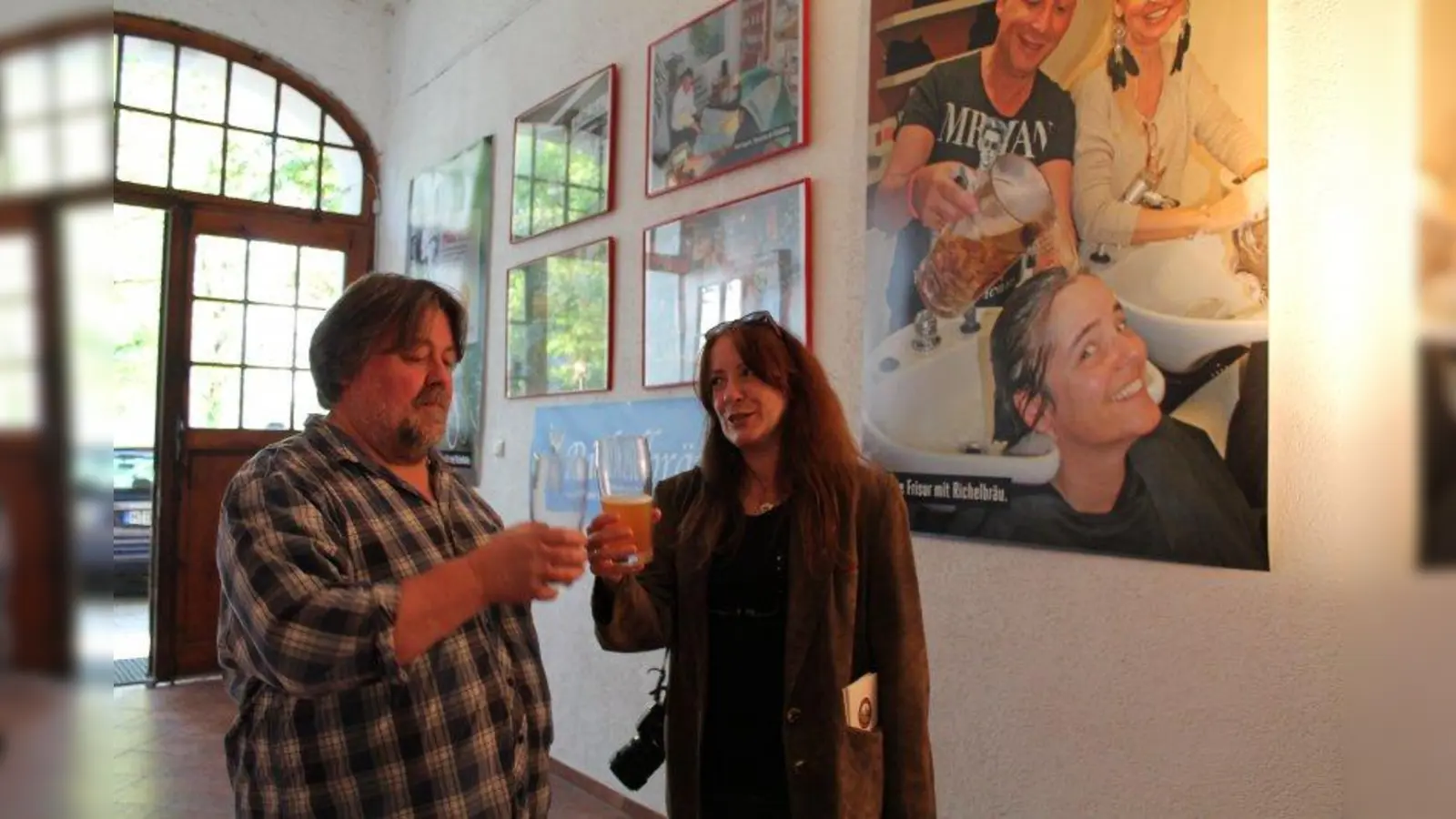 Prost! Auf die Ausstellung! Günther Baumann mit Helga Wäß von der Journalistenakademie, die gemeinsam mit Kolleginnen für das Projekt die Öffentlichkeitsarbeit übernahm. (Foto: bb)