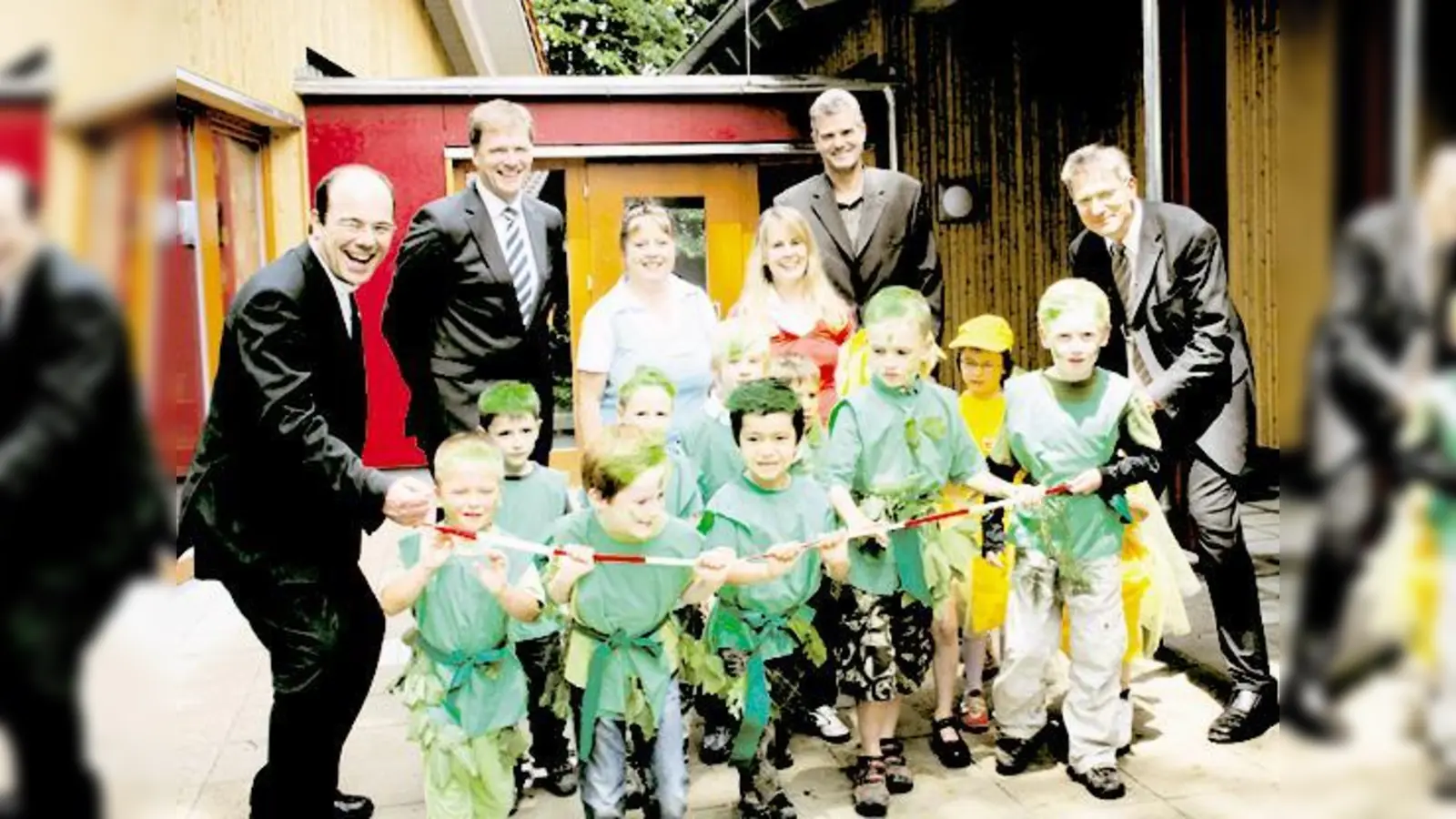 Über die Einweihung der neuen Krippe freuen sich mit den Kindern (v. l.) Pfarrer Rüdiger Karmann, Bürgermeister Stefan Schelle, die Erzieherinnen Antje Machatzky und Christine Weber, Architekt Markus Blaimberger und Pfarrer Jochen Bernhardt.   (Foto: hol)