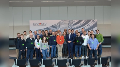 Die Freiwillige Feuerwehr Waldperlach war zu Besuch bei MdB Stefinger im Bundestag in Berlin.  (Foto: Büro Stefinger)