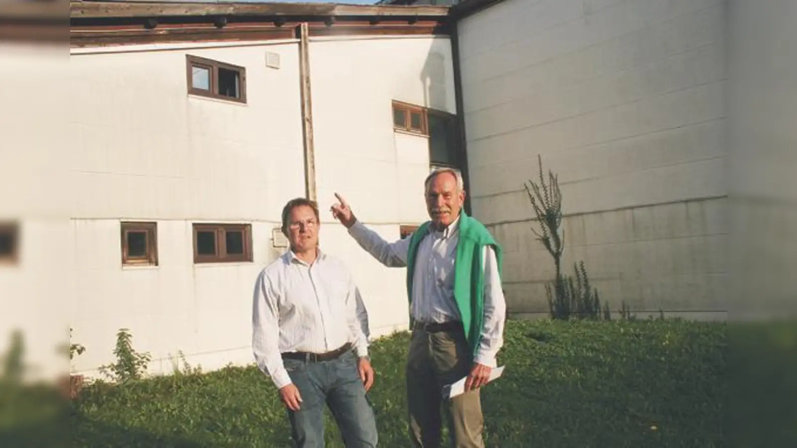 Klaus Sender (rechts), Vizepräsident des Bayerischen Hockeyverbandes, und Peter Schneid, Hockey-Abteilungsleiter beim MSC, nahmen die marode Halle in Augenschein, die der Verein aus Sicherheitsgründen sperren musste. 	 (Foto: ws)