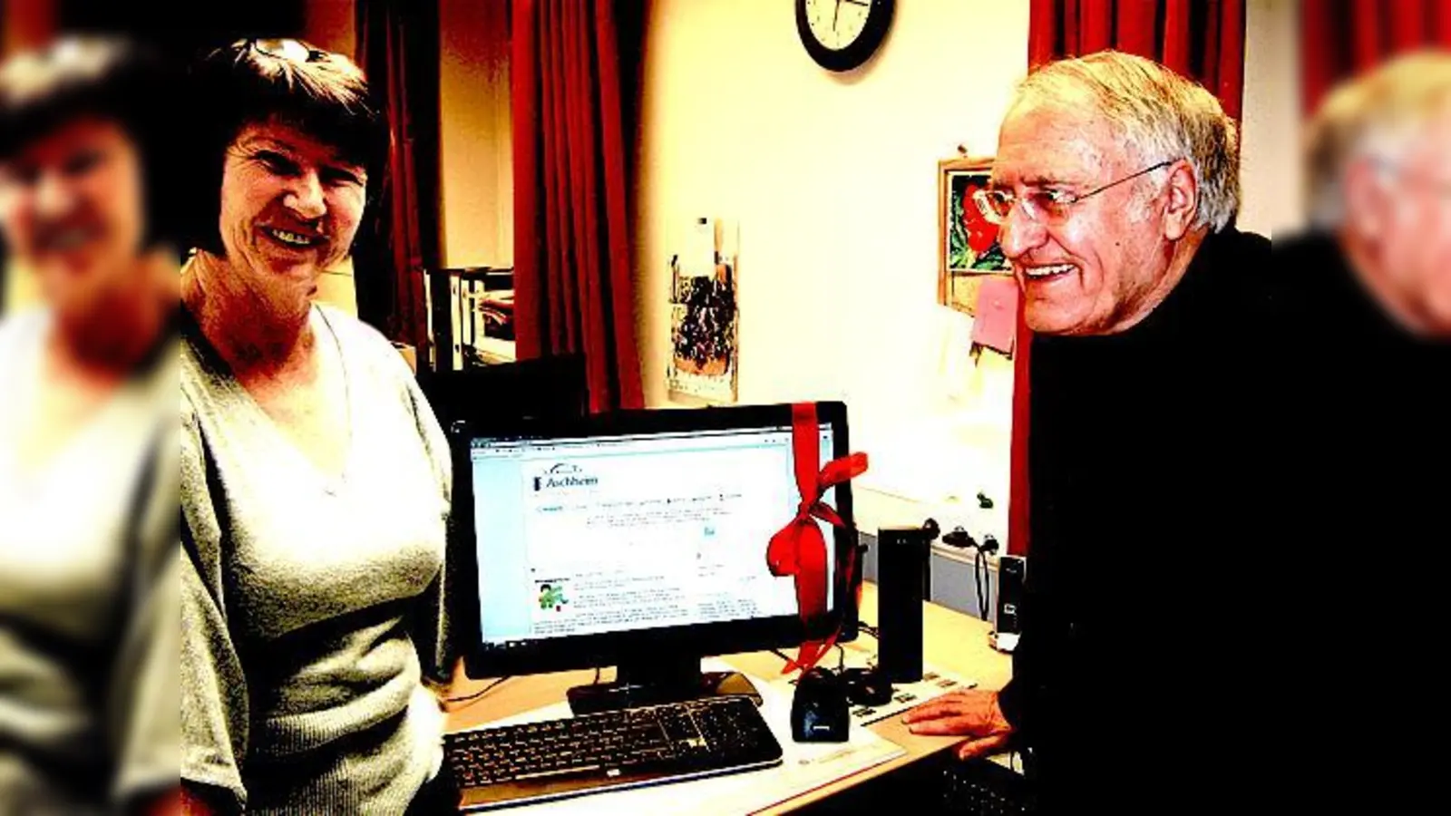 Die Leiterin der Bücherei, Barbara Herberg, freute sich über die PC-Geschenke von Bürgermeister  Helmut J. Englmann.	 (Foto: VA)