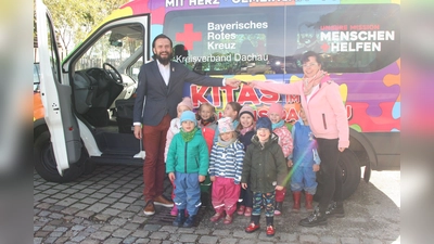 Paul Polyfka überreicht Anett Gotter den Autoschlüssel. (Foto: VA)