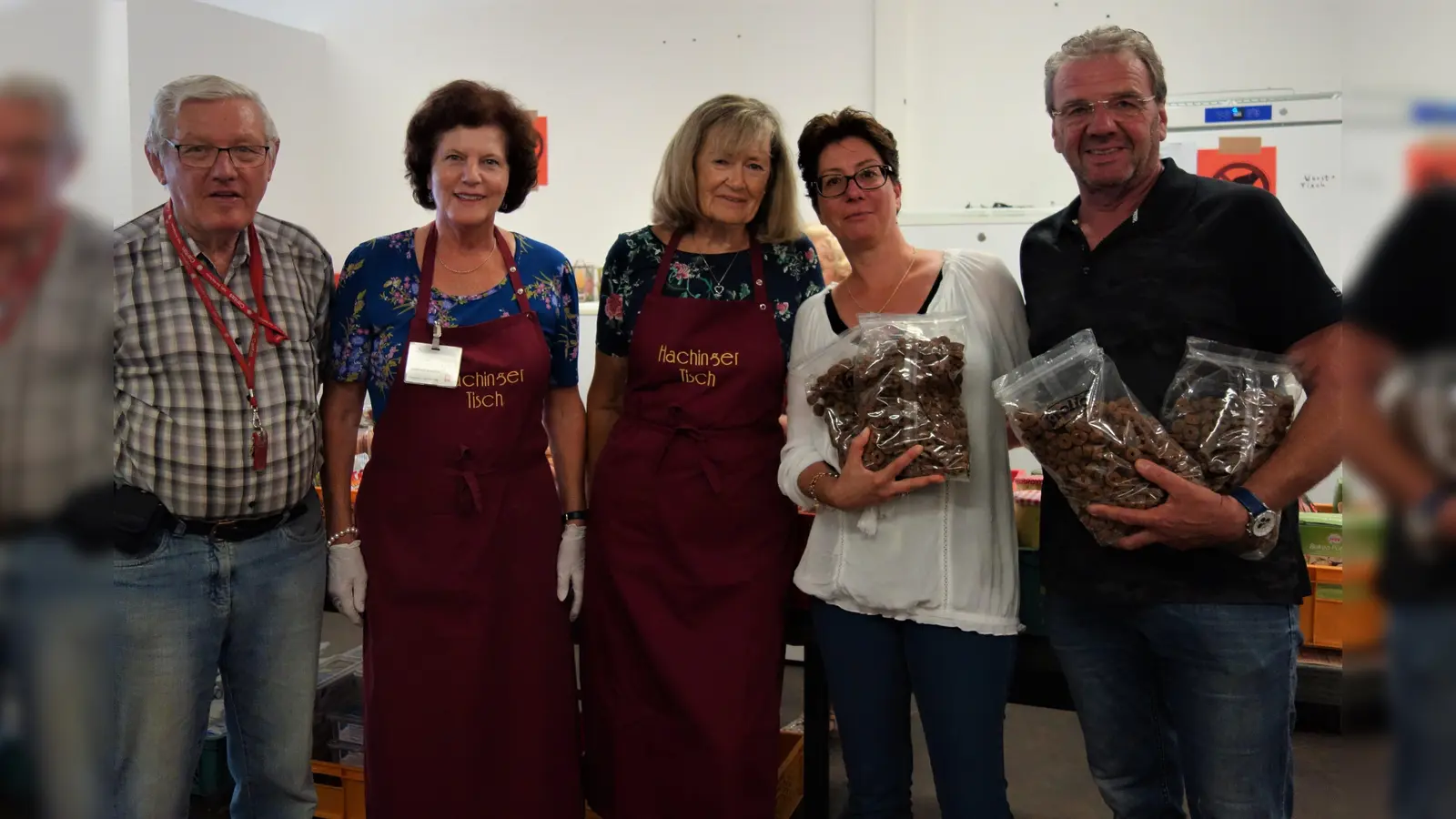 Ein Bild aus glücklichen Tagen: Katharina und Jürgen Wollmann von der Tiertafel (1. u, 2. v. r.) unterstützen den Hachinger Tisch seit nun mehr zwölf Jahren. Hier mit Helfern des Teams des Hachinger Tisches: Franz Rieger, Elisabeth Kauffmann und Ursula Büchner (v. l.). (Foto: hw)
