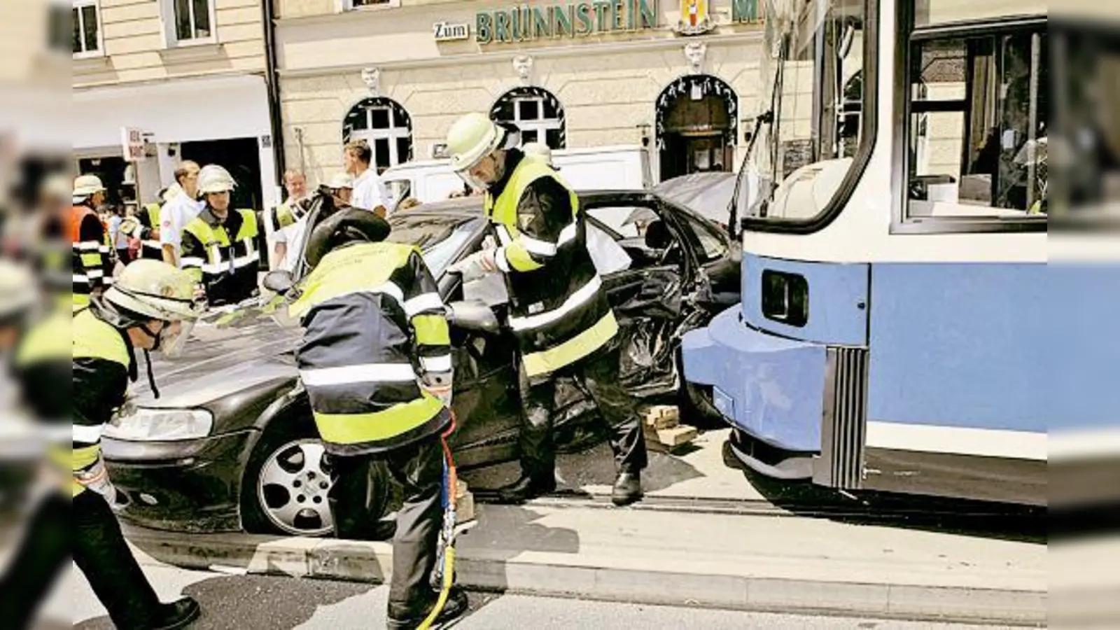 Mit vereinten Kräften versuchten die Feuerwehr-Einsatzkräfte den Mann zu befreien. 	 (Foto: Feuerwehr)