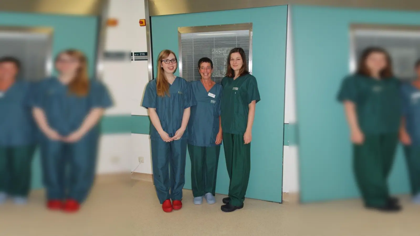 Christina Rauh (l.) besucht grundsätzlich Patienten auf der Station M21, Nathalie Holdry (r.) kümmert sich um die Patienten auf der Transplantationseinheit in Großhadern, der Station L21. Angela Müller (Mitte) ist stellvertretende Stationsleiterin der Station M21. (Foto: Zoelzer)