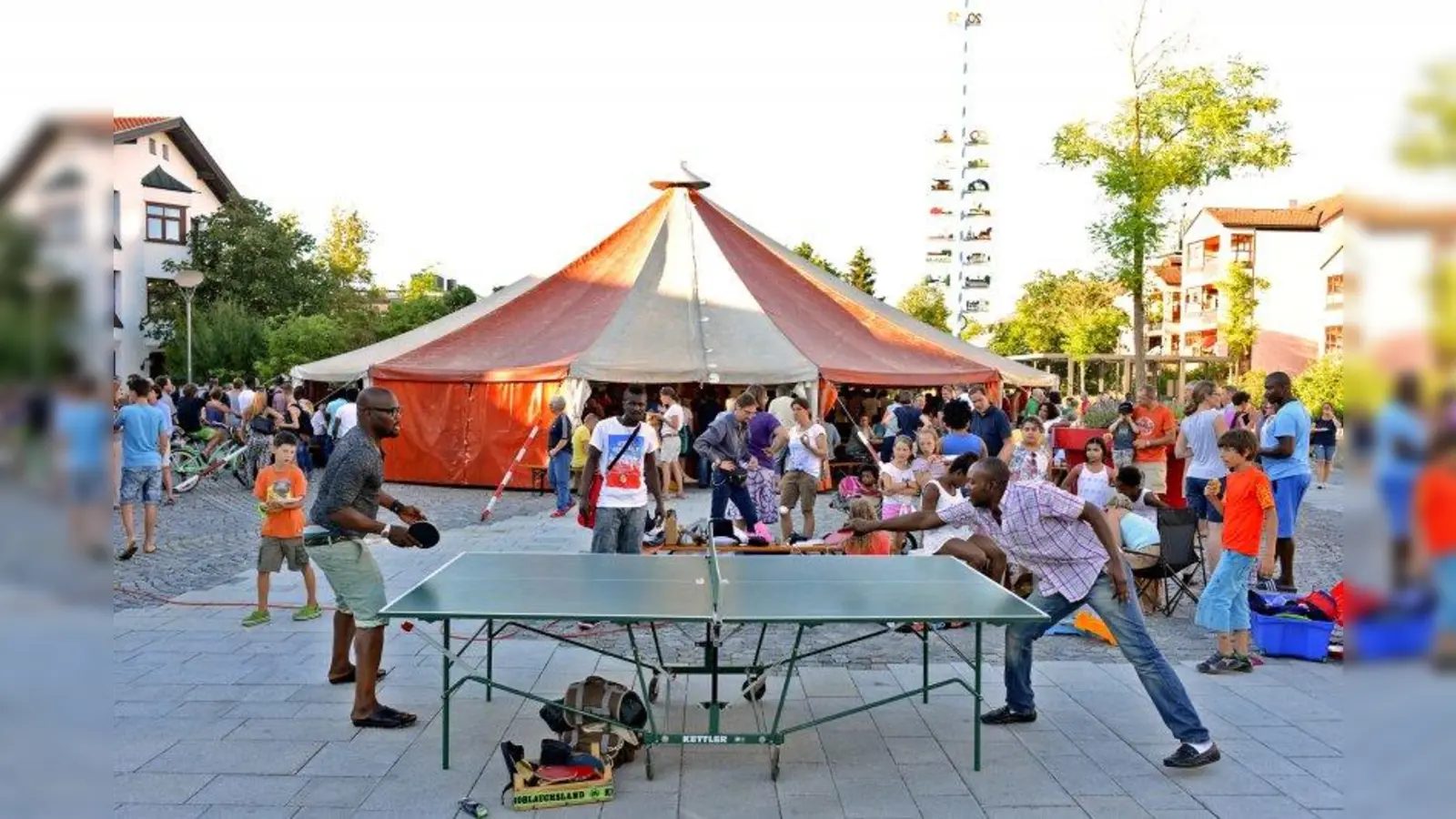 „So viel Lebensfreude und Stimmung war einfach überwältigend.“ Rund 300 Bürger und 200 Flüchtlinge feierten auf dem Marktplatz Planegg. (Foto: Gemeinde Planegg)