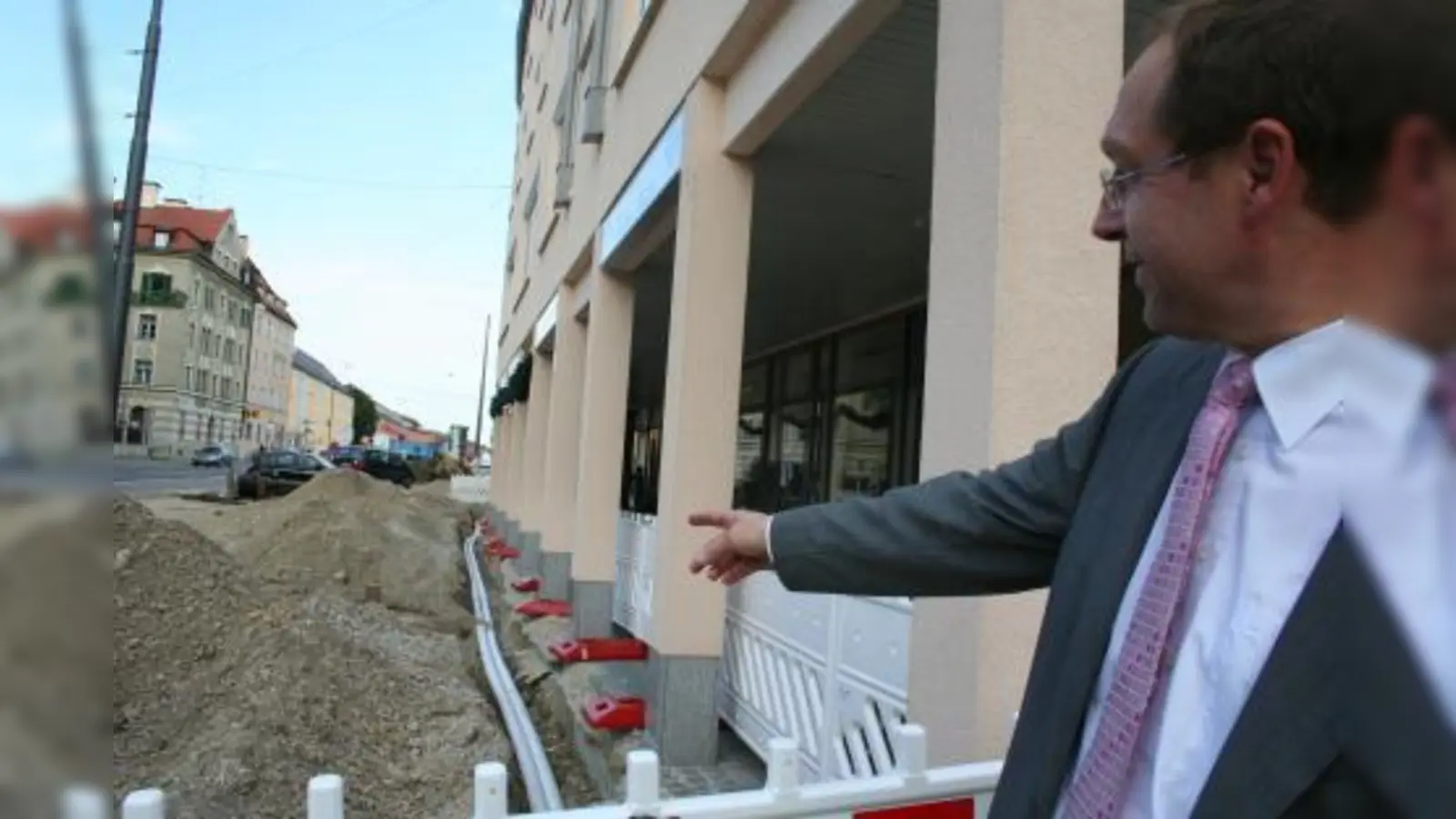 Ex-Stadtrat Max Straßer (CSU) nimmt die Pleite von Hertie zum Anlass, erneut Schrägparkplätze an den „Arkaden” zu fordern. Auf Bäume könne dort verzichtet werden, meint er. (Foto: tg)