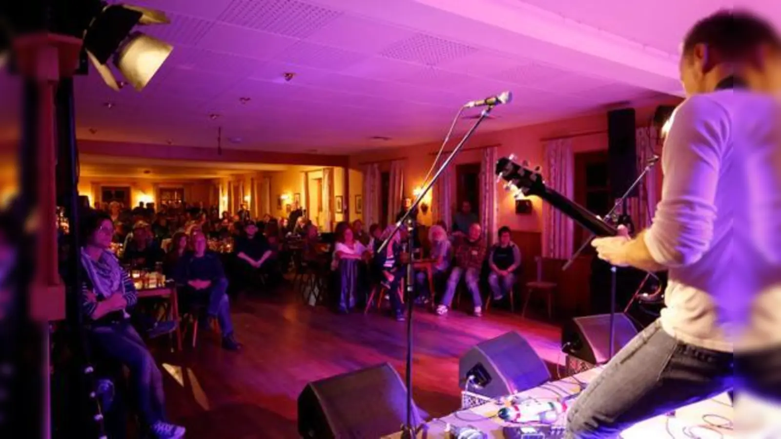 Zurückhaltend zeigt sich das Publikum und genießt die Musik mehr im Sitzen als beim Tanzen. Das soll dieses Jahr etwas anders werden.	 (Foto: kw)