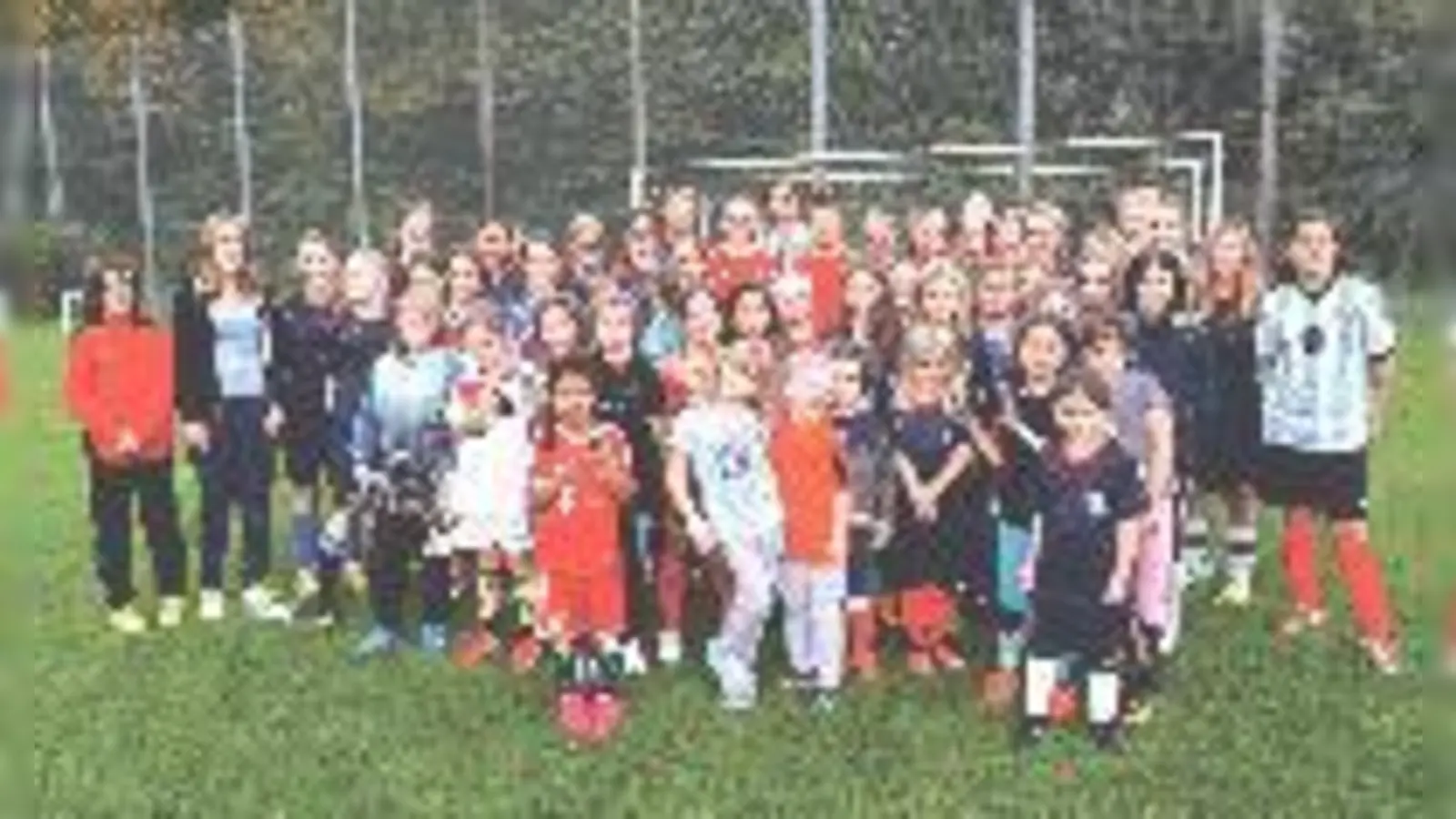 Die jungen Fußballtalente des FC Ottobrunn freuten sich über den hohen Besuch von drei FC Bayern-Spielerinnen. 	 (Foto: FC Ottobrunn)