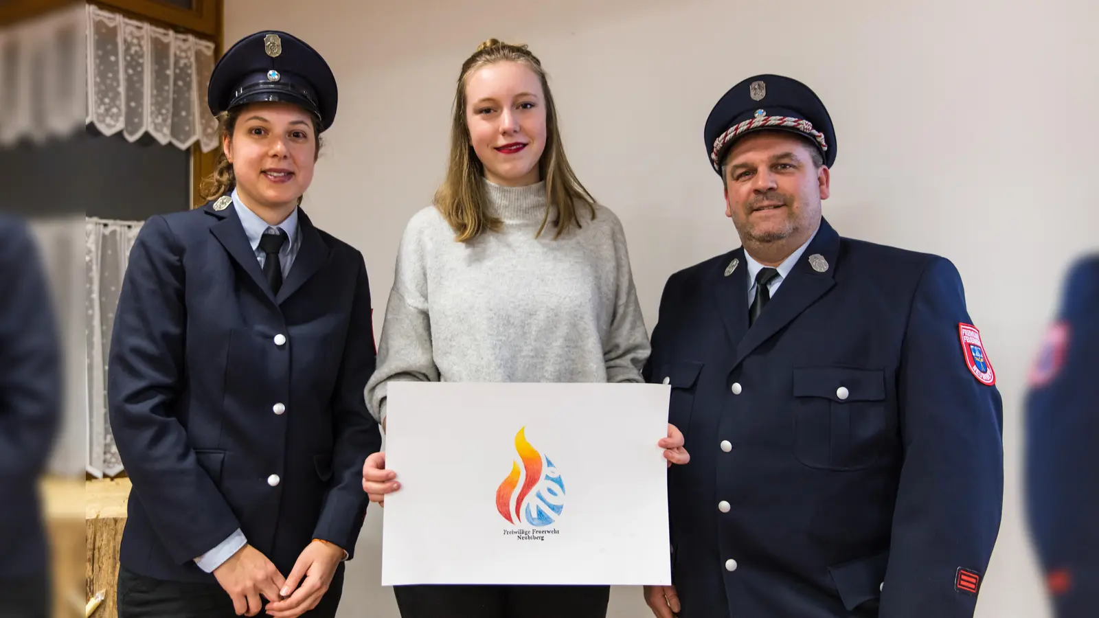 Vorsitzende Daniela Templeton mit der Siegerin Elinor Michl und Vorstand Christian Wehrenpfennig bei der Versammlung der FFW Neubiberg. (Foto: FFW Neubiberg)