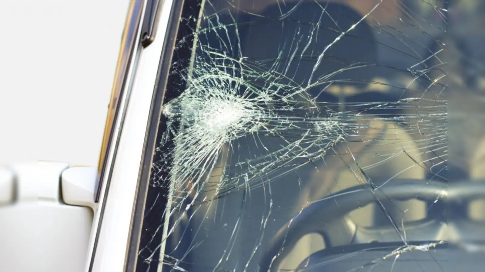 Durch Erschütterungen und Temperaturschwankungen kann schon ein kleiner Steinschlag in der Windschutzscheibe große Folgen haben. (Foto: fotolia/Andrey Semenov)