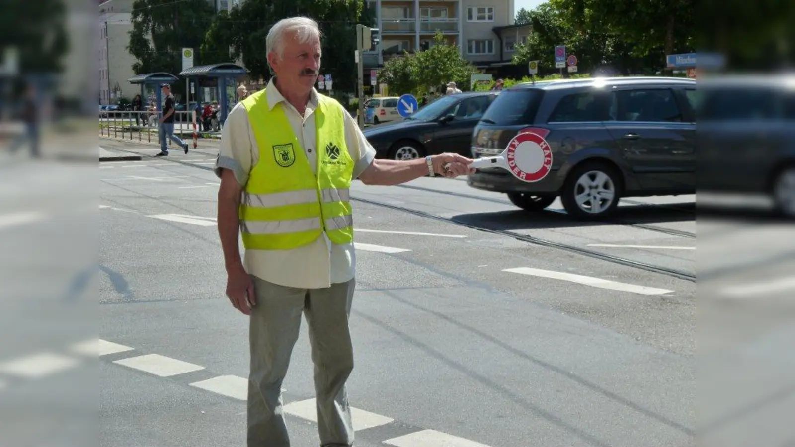 Marco Jukic (67) engagiert sich seit knapp 5 Jahren als Schulweghelfer  an der Kreuzung Fürstenrieder Straße/ Agnes-Bernauer-Straße. (Foto: Archiv/ BK)