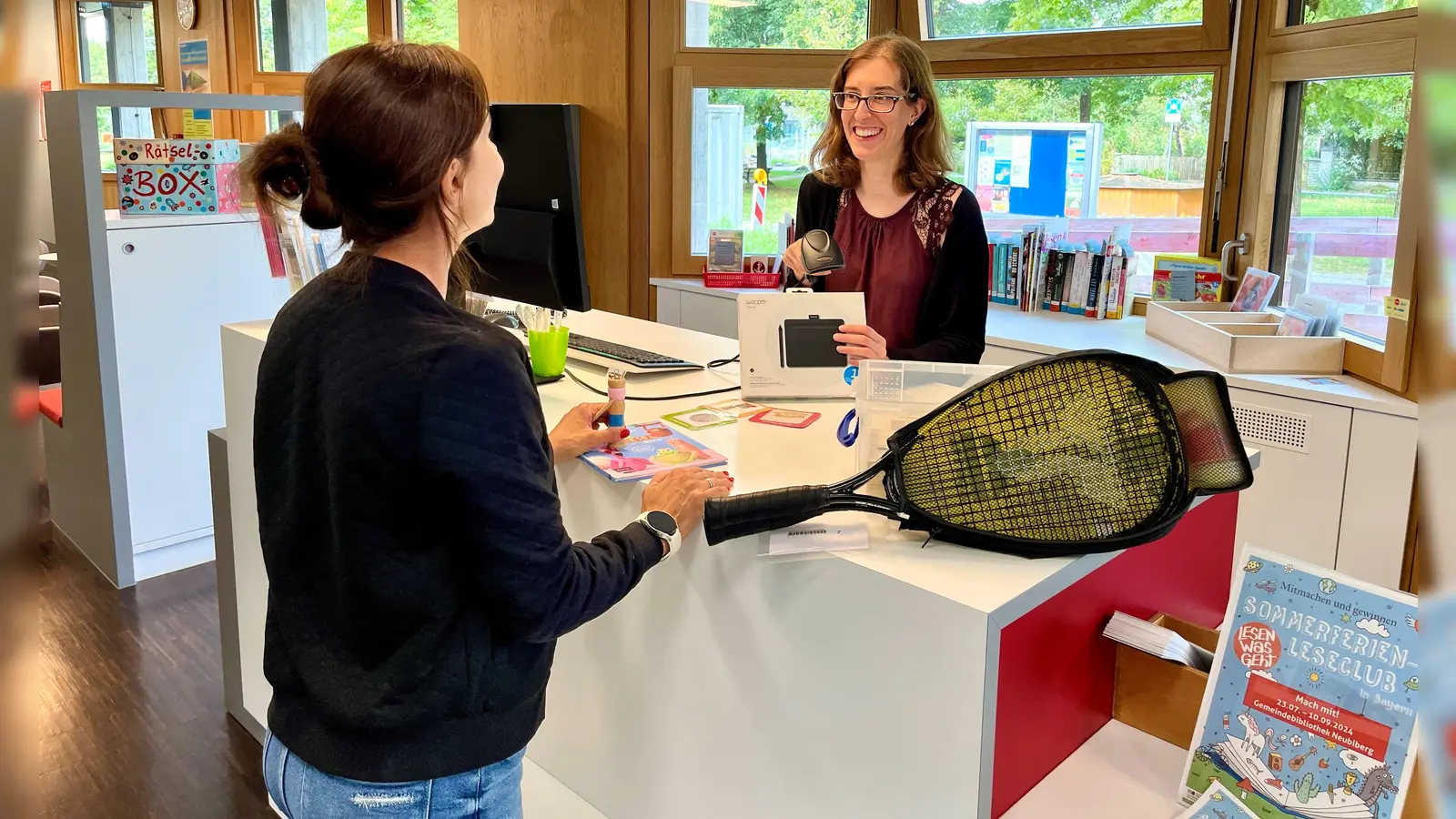 Die Mitarbeiter der Neubiberger Gemeindebibliothek freuen sich, dass sie die Bibliothek der Dinge dank Spenden erweitern konnten. (Foto: Martina Prüller)
