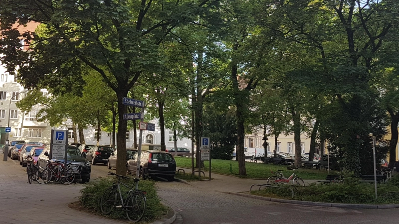 In diesem Sommer soll der südliche Bereich des Alpenplatzes entlang der Grünanlage für den Verkehr gesperrt werden: ein Pilotprojekt der Stadt München. (Foto: bs)