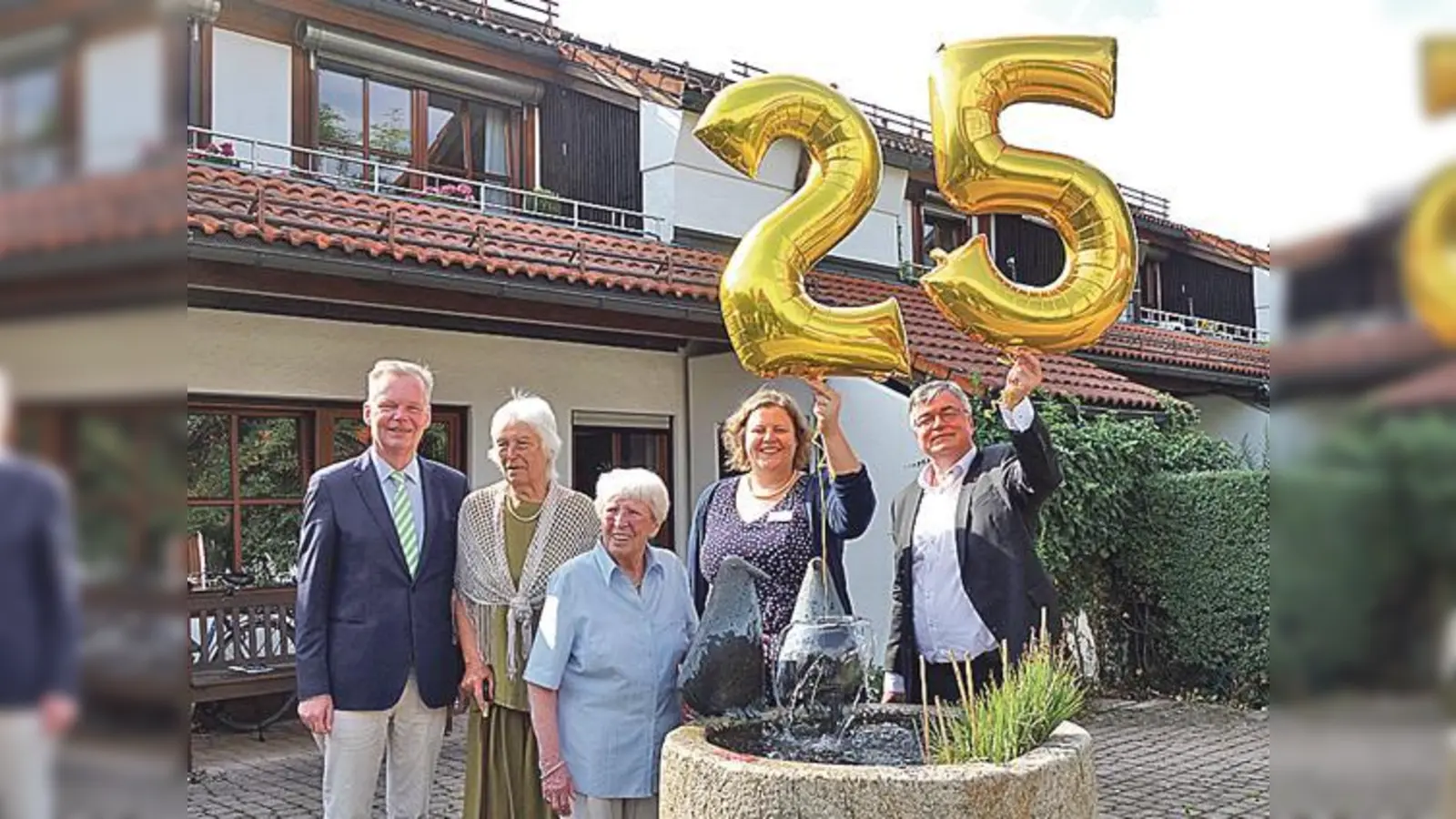Bürgermeister Jan Neusiedl, Margarete Dvorak und Adelheid Nägelsbach (beides Bewohnerinnen der ersten Stunde), Einrichtungsleiterin Nicole Schmiedecke-Skerlec  und Dr. Günther Bauer (v. l.) anlässlich der Jubiäumsfeierlichkeiten.	 (F: hw)