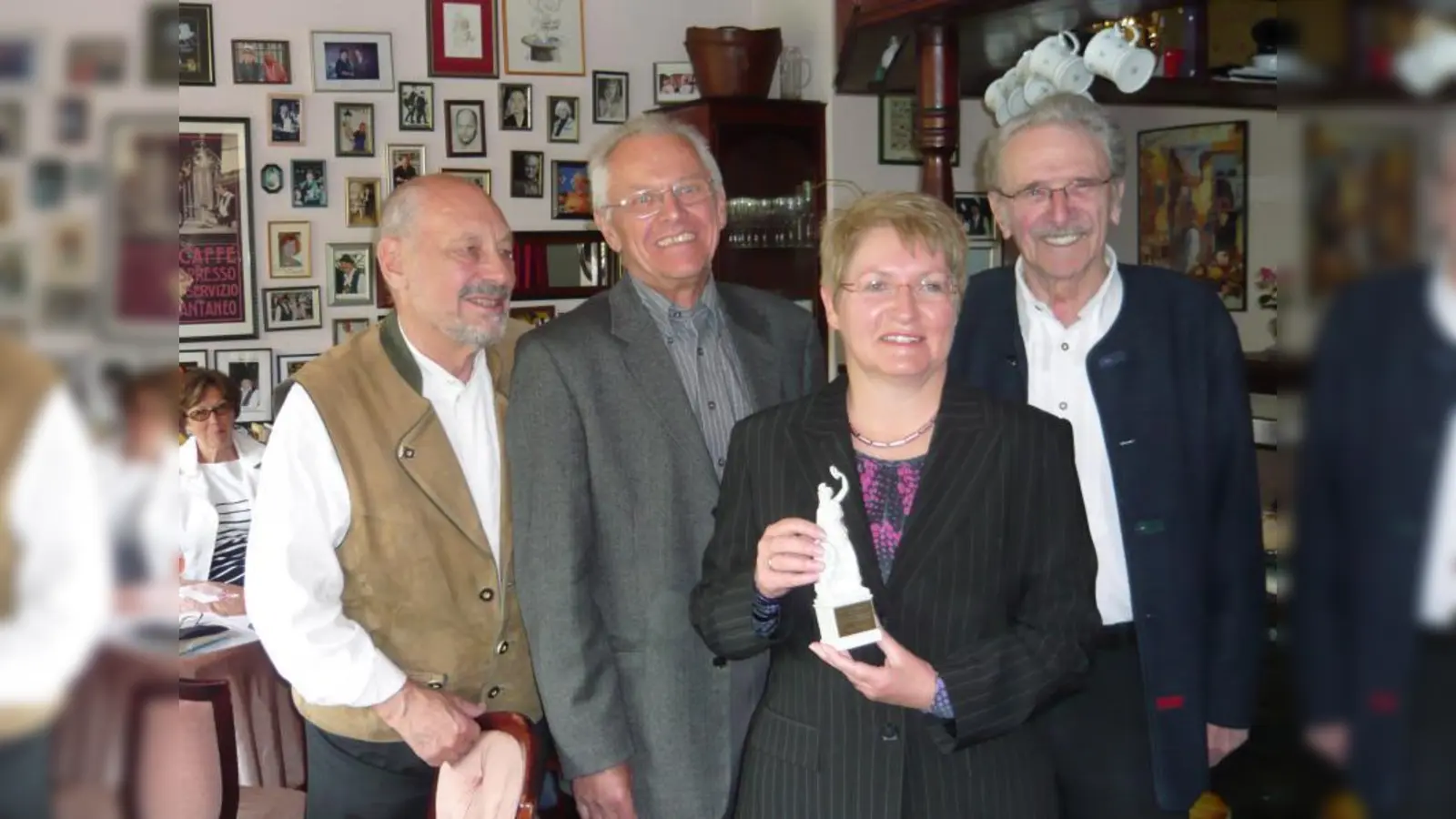 Helga Fischer, die aktuelle Preisträgerin, mit den Vorjahressiegern. (Foto: pi)