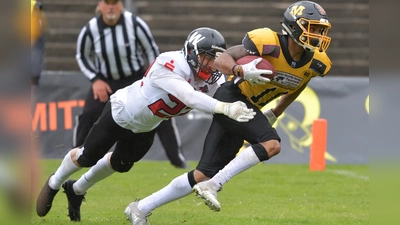 In der ersten Hälfte des Spiels hatten die Wildcats (weißes Trikot) größte Mühe, die Cowboys einzufangen. Nach dem zweiten Viertel sah es dann umgekehrt aus. (Foto: Peter Roth)