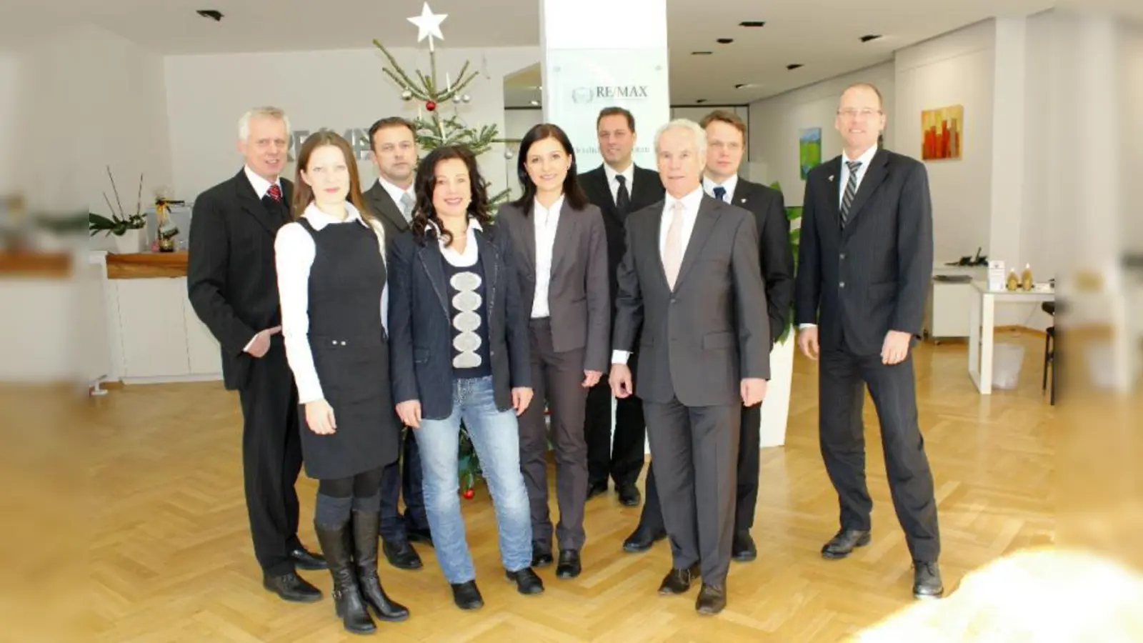 Das Pasinger RE/MAX-Team: (v.l.) Rainer Königsfeld, Helena Adami, Walter Warkentin, Monica Diaz, Barbara Bednarska, Andreas Schreiner, Rudi Paternoster, Sascha Freitag und Inhaber Oliver Adami. (Foto: US)